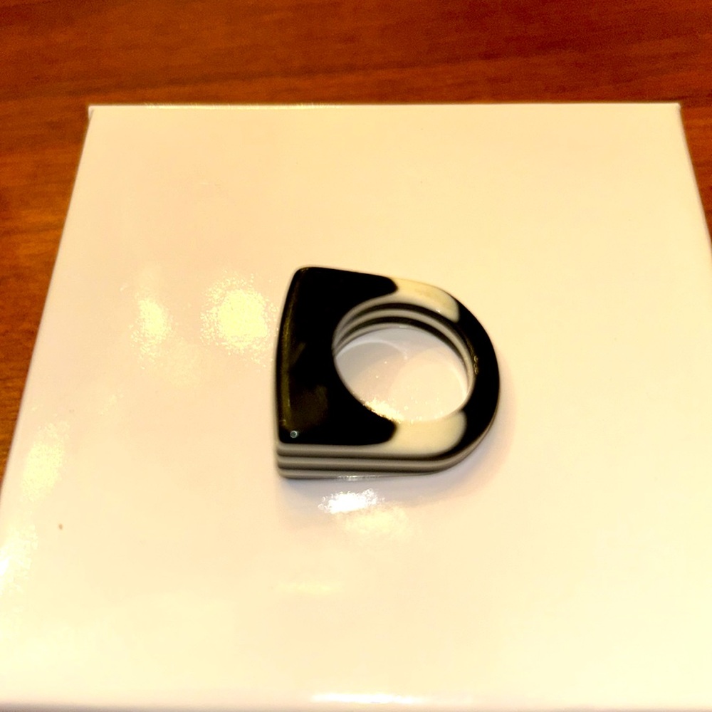 Modernist black white striped lucite ring vintage - Picture 3 of 5